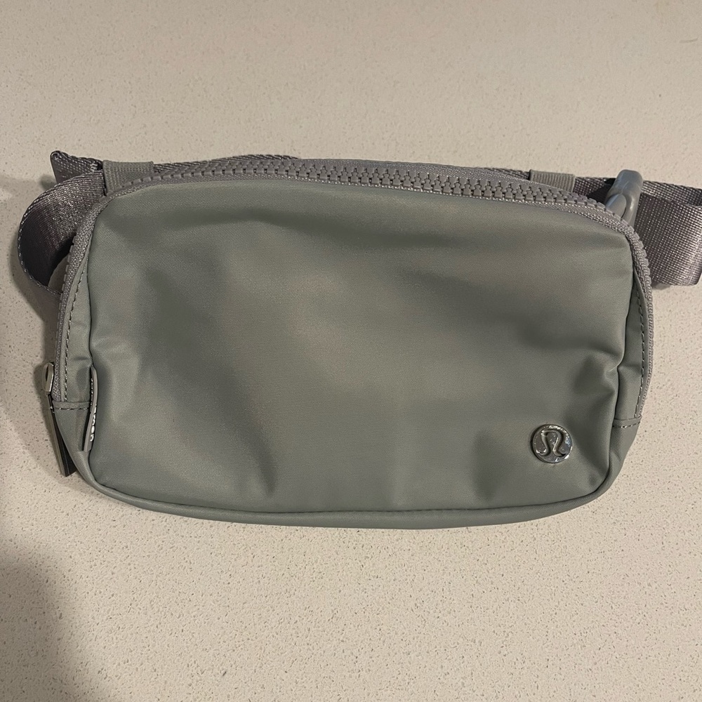 Lululemon Belt bag: silver drop